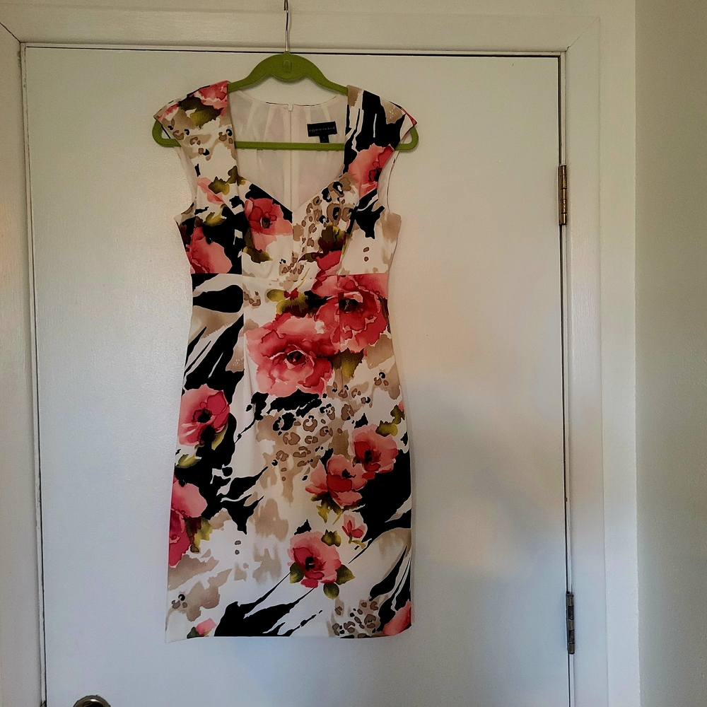 Connected Apparel Floral V-Neck Sheath Dress. - Picture 1 of 4